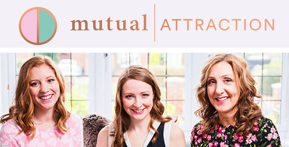Foto van Caroline Brealey en leden van haar team onder het Mutual Attraction-logo