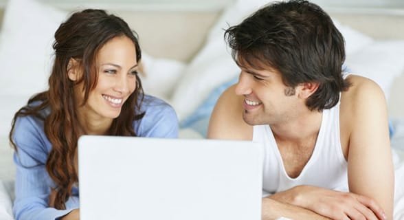 Foto di una coppia su un laptop