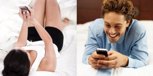 Foto de una pareja enviando mensajes de texto a larga distancia