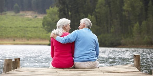 Foto eines Paares, das auf einem Dock sitzt