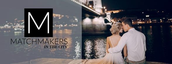 Foto del logo Matchmakers in the City e una coppia che si bacia vicino a un ponte
