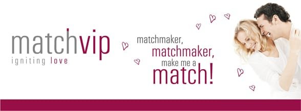 Foto des MatchVIP-Logos und ein Paar, das sich umarmt und lacht