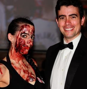 Foto von Abel Horwitz, Gründer von Serial Killer Speed Dating, und einer Schauspielerin