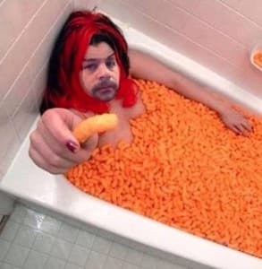 Foto van Tinder-gebruiker Matt in een Cheetos-bad