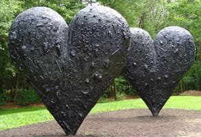 Zdjęcie dwóch wielkich czarnych serc wyrzeźbionych przez Jima Dine