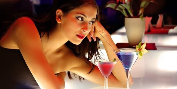 Photo d'une femme dans un bar