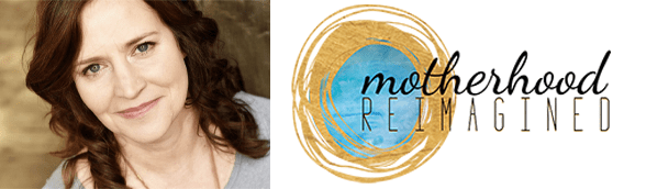 Sarah Kowalski's headshot en het Motherhood Reimagined-logo