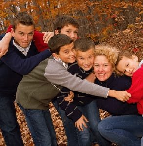Foto von Kerri Lynn Bishop mit ihren fünf Söhnen
