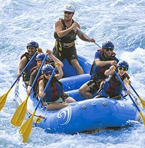 Fotografie skupinového raftingu na divoké vodě na řece Oklahoma