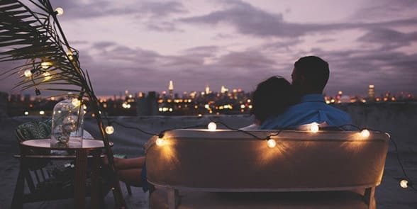 Photo d'un couple à un rendez-vous sur le toit