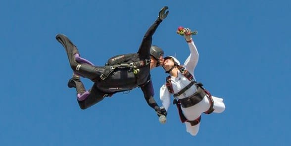 Zdjęcie pary skaczącej ze spadochronem