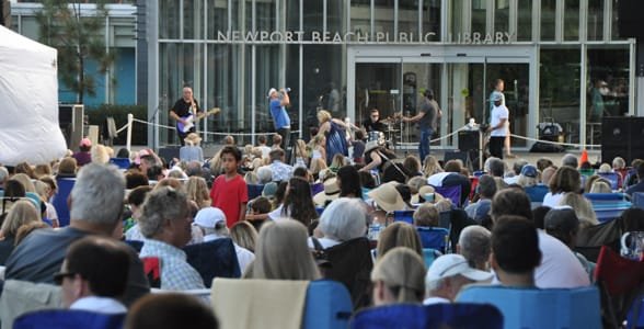 Fotografie z koncertu ve veřejné knihovně Newport Beach