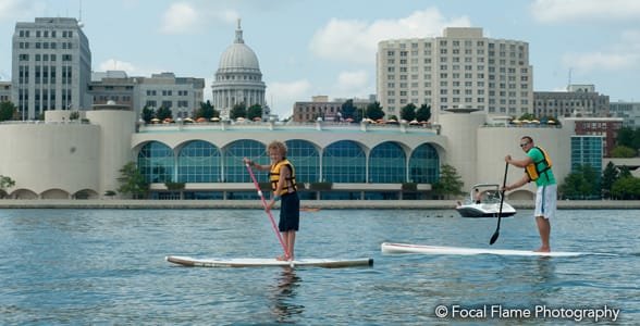 Fotografie paddleboardingu ve stoje v Madisonu