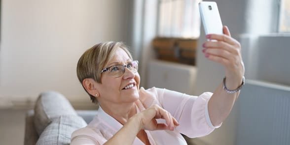 Foto de una mujer tomando un selfie