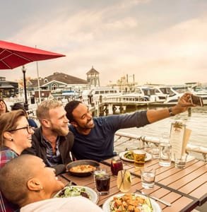 Foto di quattro persone che cenano accanto al fiume Potomac