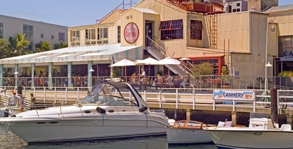 Foto van een restaurant aan het water in Newport Beach