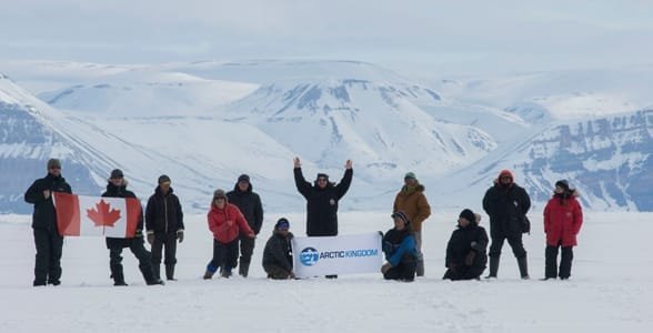 Foto einer Expeditionsgruppe des Arktischen Königreichs