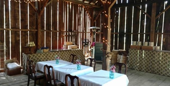 Zdjęcie stołów w stodole w pokoju kolibra