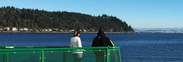 Photo d'un couple sur un ferry dans la péninsule de Kitsap