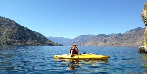 Foto di qualcuno che fa kayak sul lago Chelan