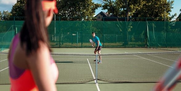 Tenis oynayan bir çiftin fotoğrafı