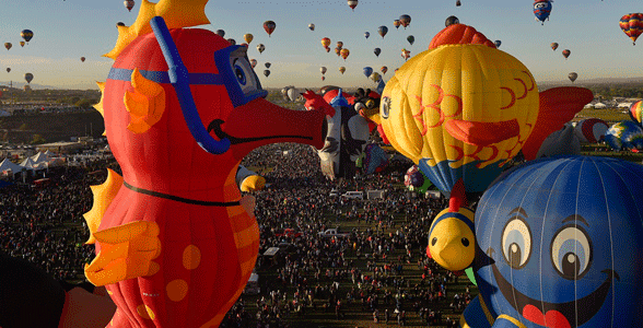 Fotografie hromadného vzestupu na balónové slavnosti