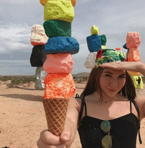 Foto di Sophwoch con in mano un cono gelato sotto Seven Magic Mountains