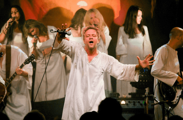 Photo de Tim DeLaughter sur scène avec The Polyphonic Spree