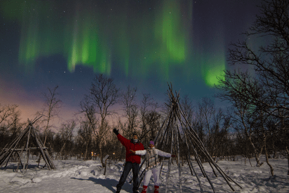 Zdjęcie Jennifer Dombrowski i Tima Davisa podczas zorzy polarnej
