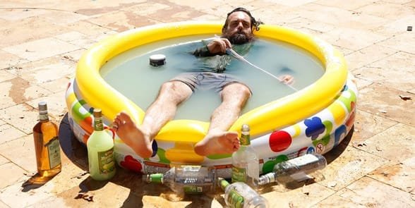 Foto de un hombre en una piscina para niños.