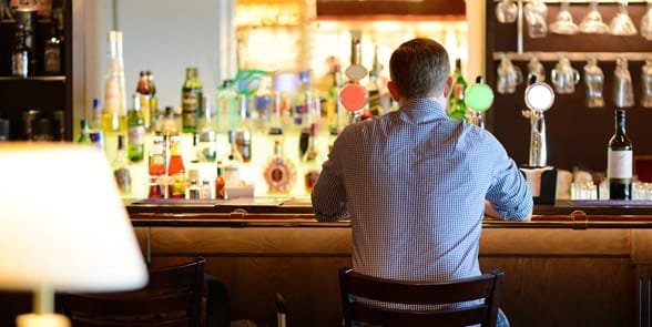 Foto di un uomo solo in un bar