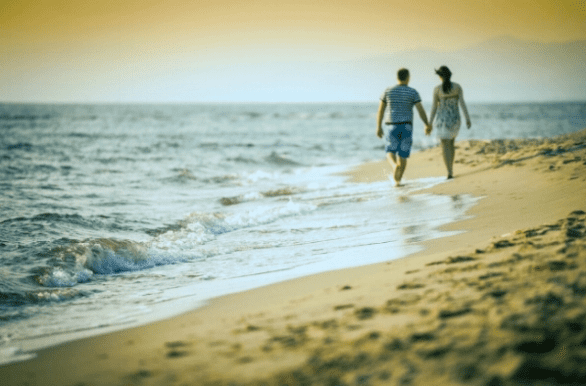 Photo de couple marchant sur la plage