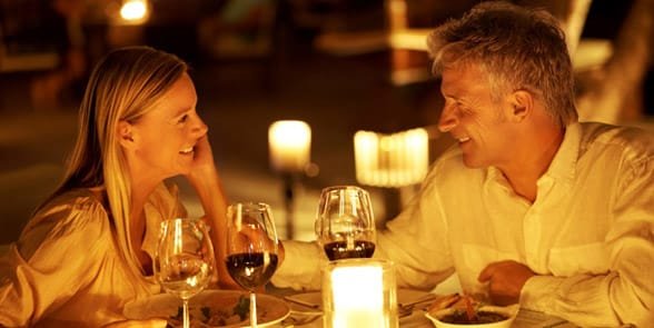 Foto di una coppia che fa una cena romantica