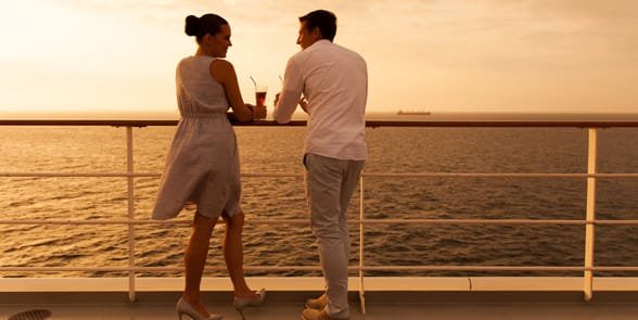 Foto de una pareja en un crucero