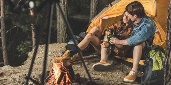 Foto de una pareja acampando