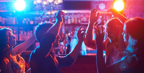 Foto de gente bailando en un club.