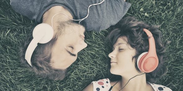 Foto de una pareja escuchando música