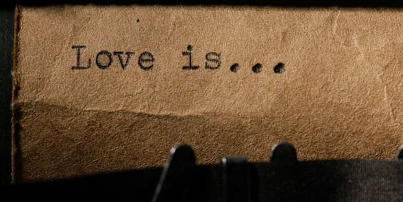 Foto de una máquina de escribir con amor está en ella