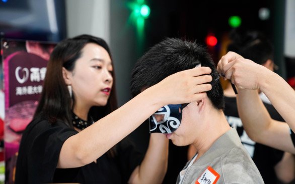 2RedBeans etkinliğinde Çinli flörtlerin fotoğrafı