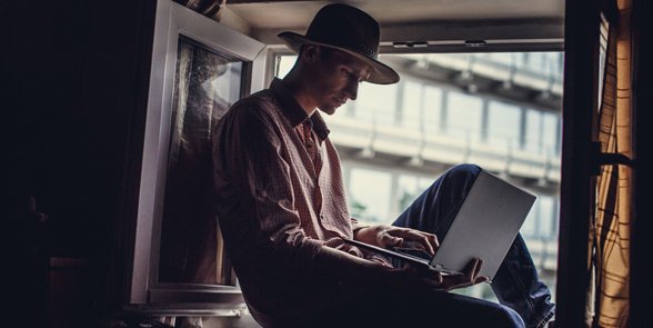 Foto van een man op een laptop