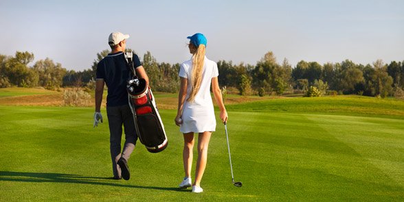 Golf oynayan bir çiftin fotoğrafı