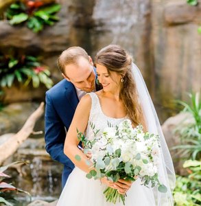 Foto von Jimmys und Janelle Whittles Hochzeit im tropischen Regenwald