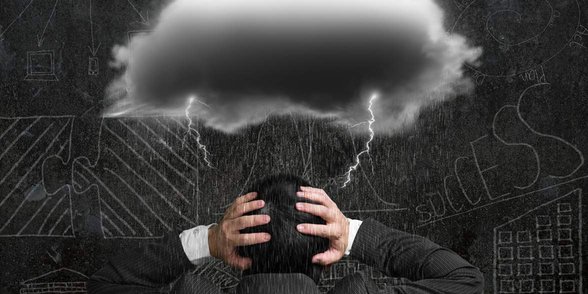 Foto van een onweerswolk boven het hoofd van een man