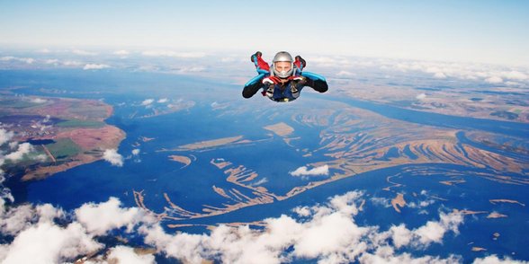 Zdjęcie mężczyzny skaczącego ze spadochronem
