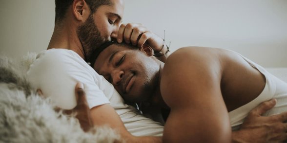 Fotografie dvou mužů v posteli