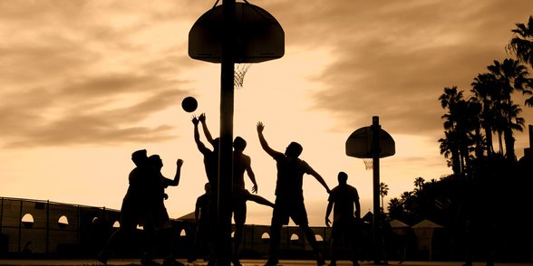 Zdjęcie osób grających w koszykówkę