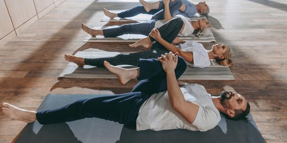 Foto de personas en una clase de yoga.