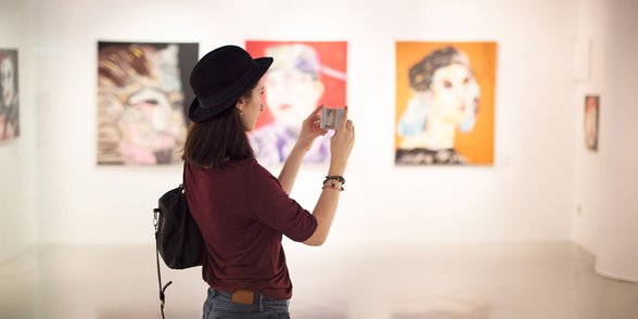 Photo d'une femme dans une galerie d'art