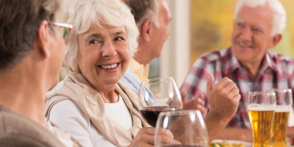 Şarap içen yaşlı kadınların fotoğrafı
