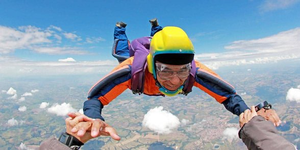 Foto eines Senioren beim Fallschirmspringen